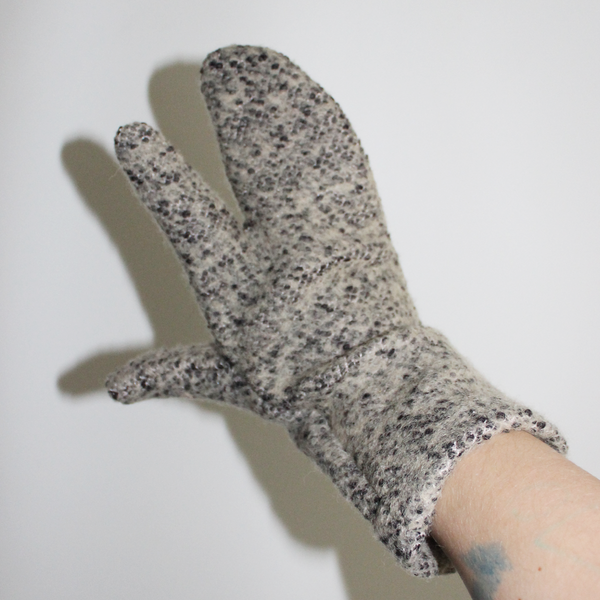 boucle wool tabi gloves